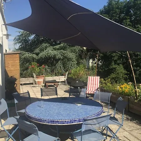 Les Terrasses Dans La Nature Avec Piscine à 2 Pas De Lyon, Métro à 15mn à Pied Pour Lyon Centre En 10mn Ou Bus à 300m Pour Lyon Centre Hébergement de vacances *